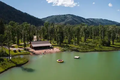 Image de Upscale 3br Fairway Cabin w/ Mtn. Views + Fire Pit