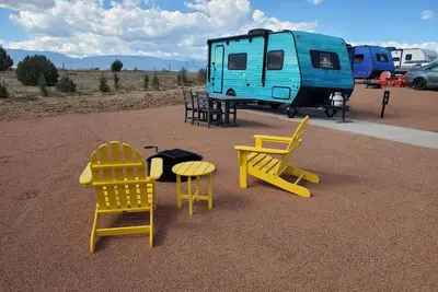 Image de Suite Camper Uranus - Suite camping thème planète avec terrasse auvent, 4 couchages max