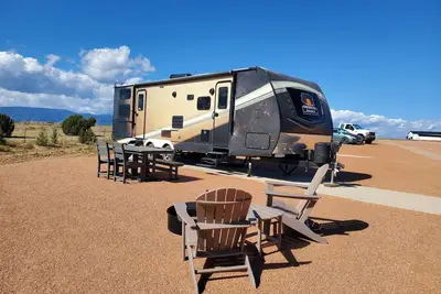 Image de Suite Camper Saturne - Camper familial planète avec lits superposés, 6 couchages