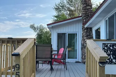 Image de Lakefront Cottage in Scenic Guffin Bay