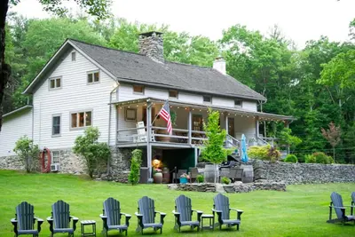 Image de An Unforgettable Escape at the Hammer House at Three Hammers Winery.