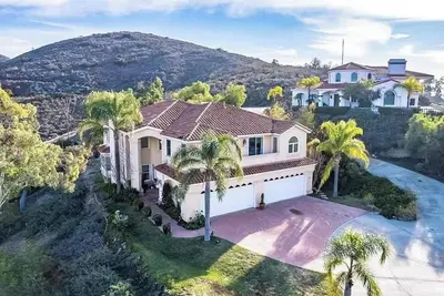 Image de 5 Bedroom Private Estate on Hill in Orange with City Light/Mountain Views