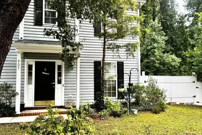 Image de Your Durham Home Base: Peaceful, Roomy, and Less Than 5 Miles from Everything”