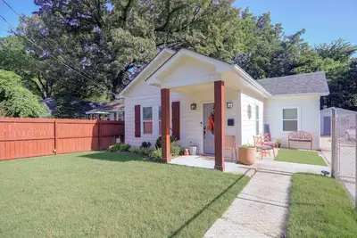 Image de Quiet Yard, Remote Workspace! Modern Memphis Home