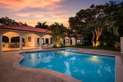 Image de Villa Familiar con spa y piscina