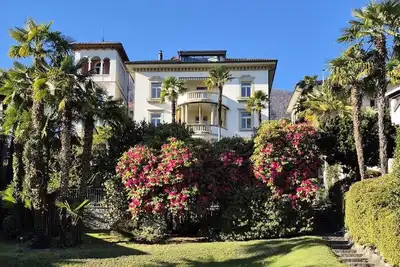 Image de Élégante villa située près du lac, avec un grand parc et une vue magnifique