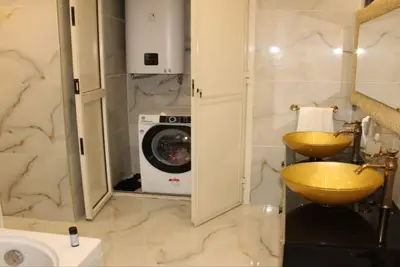 Image de A self-contained apartment equipped with all the amenities, located near the subway and all forms of public transportation