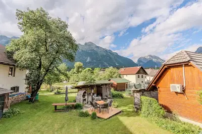Image de Charming house in Čezsoča near Bovec with mountain views. Sleeps up to 7 guests in 3 bedrooms and sofa bed. First-floor apartment close to the Soča River, shops, hiking trails, cycling routes and outdoor adventures.