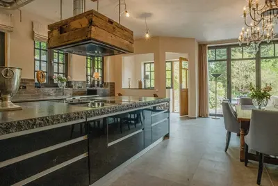 Image de Appartement de style maison de campagne avec cheminée, sauna et vue sur la rivière