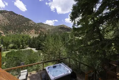 Image de Mountain Log Cabin, Hot Tub, Sauna, River, Mtn Views