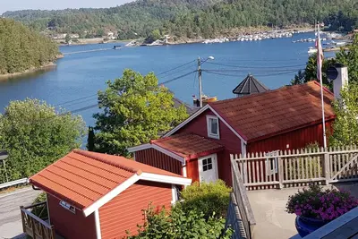 Image de A true seaside idyll on the Eidangerfjord with a beautiful view—a small red house with an annex.