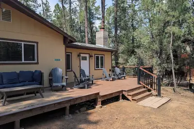 Image de Family-Friendly and Pet Friendly Pine Cabin - Elk Views on the Deck