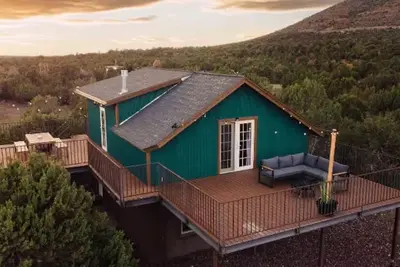 Image de Wrap-around deck, cozy home, gateway to the Canyon.
