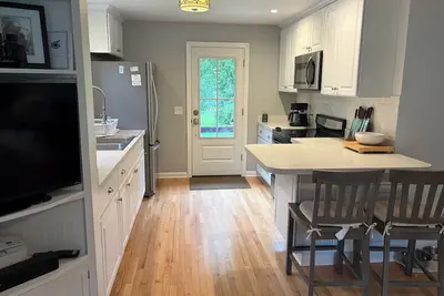 Image de Peaceful and private 2-bedroom cottage on 3 acres in tranquil Charlestown w/Ac