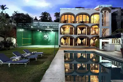 Image de Casa del Piloto. Accommodates 24 people, with pool, a swimming pool, a climbing wall, and much more.
