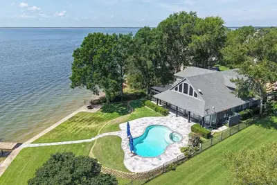 Rock \"N\" Roll Lakehouse