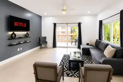 Image de Palm House by Velen | 1br Retreat in West End