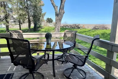 Image de “Bayview Shores\" Stylish Lakefront Ground Level!