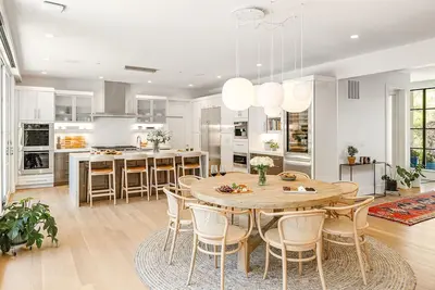 Image de Stunning Masterpiece with Beautiful Outdoor Space, 5-min from Cu & Downtown