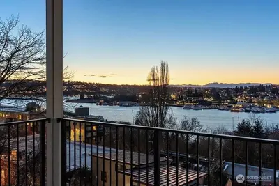 Image de Stunning water view, pet friendly, luxury 3-bedroom townhome with Ac in Seattle