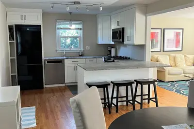 Image de Sunny Modern 3 bedroom House Walk to  Beach and Town