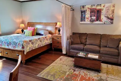 Image de Cozy Riverside Avenue Retreat Studio in Downtown Winthrop, Wa