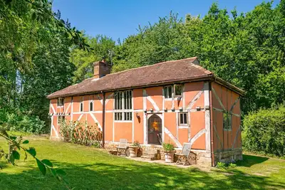 Image de Tudor style timber framed forest lodge - The Pink House