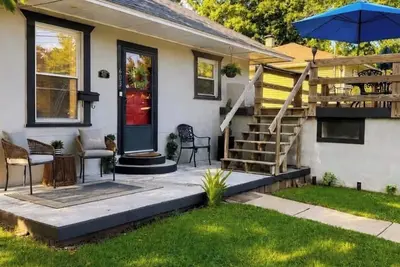 Image de The Red Door, a cozy and stylish retreat in the heart of Newton, Illinois.