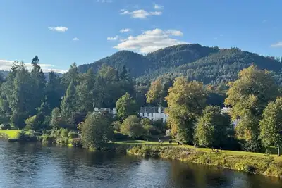 Image de Bright and spacious Dunkeld retreat with balcony and private parking