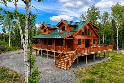 Image de Mountain style and modern comfort log home in Carroll near Bretton Woods.