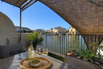 Image de Marina 6 pers Aigues-Mortes – Terrasse, clim, vue canal et piscine commune