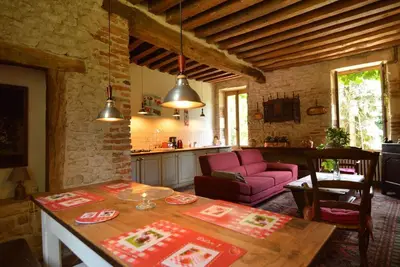 Image de Belle maison de vacances avec étang à Champvert