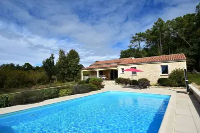 Image de Maison de vacances avec piscine privée à Montcléra