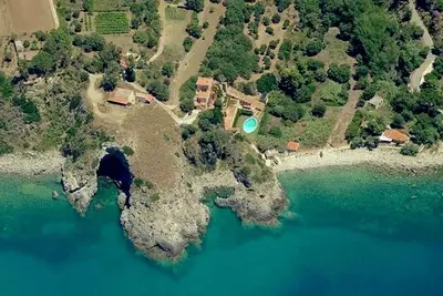 Image de Vieille maison de maître à Capo Vaticano avec vue sur la mer
