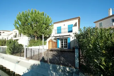 Image de Villa moderne près de la mer avec balcon