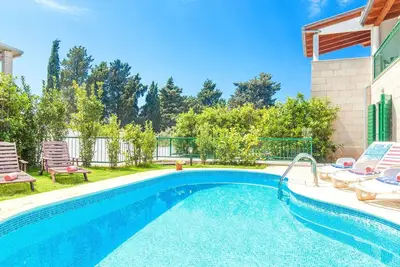 Superbe villa avec piscine et jardin privיs