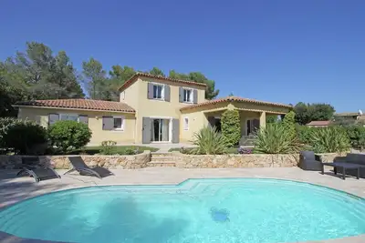 Image de Villa à Bagnols-en-Forêt avec Piscine Privée