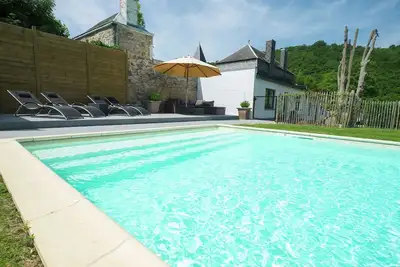 Image de Manoir Moderne à Hastire par Del avec Piscine