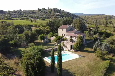 Image de Villa א Largentiטre avec jardin