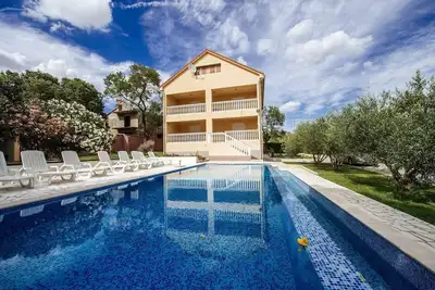 Image de Maison de vacances moderne Ă Kakma avec piscine