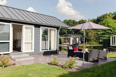 Image de Chalet dans un parc de vacances au bord d'un étang