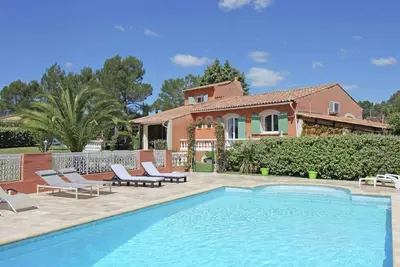 Image de Villa spacieuse à Bagnols-en-Forêt avec piscine