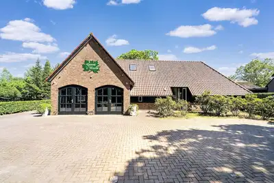 Image de Maison de campagne 26p avec terrain privé, à côté du golf.