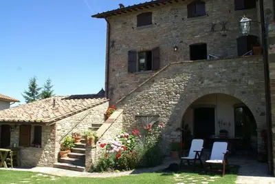 Image de Maison à Montone avec Piscine et Jardin