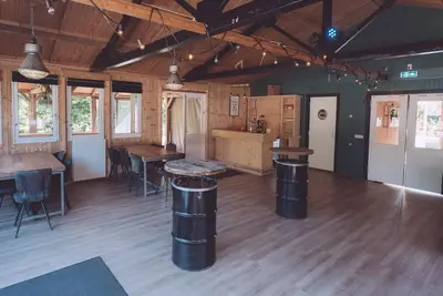 Image de Maisons et salle de groupe, à NatuurReservaat