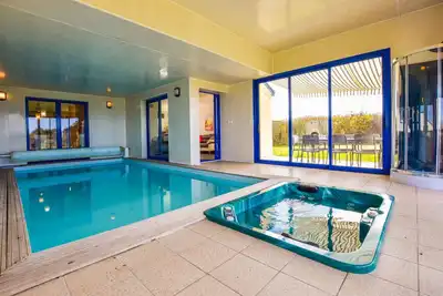 Image de Villa avec piscine intérieure, jacuzzi, sauna