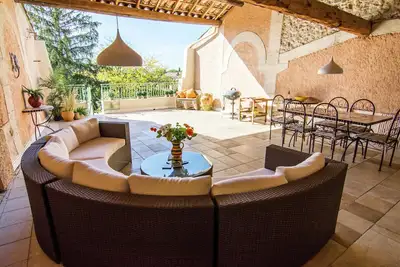 Image de Ancien chai avec terrasse et jardin