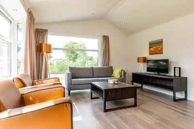 Image de Chalet envoûtant à Noordwijk avec jardin