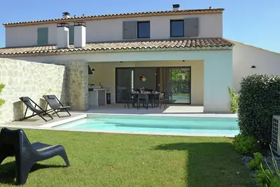 Image de Villa moderne avec piscine privée à Malaucèn