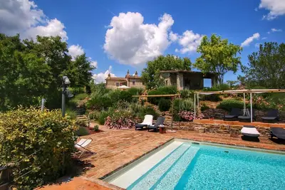 Image de Agritourisme avec vue sur la vallée avec piscine